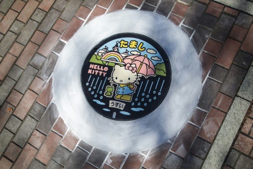Nhật Bản “lột xác” cho 12.000 chiếc nắp cống đẹp như tranh vẽ - 4 Nắp cống họa tiết Hello Kitty ở thành phố Tama