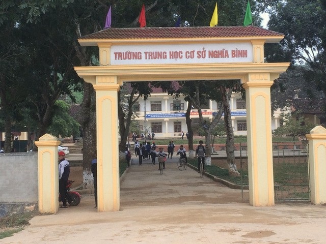 Lấy mẫu đất và nước tại trường học nghi nhiễm thuốc trừ sâu để phân tích - 2
Trường THCS xã Nghĩa Bình, nơi được cho là xây dựng trên vùng đất nhiễm thuốc trừ sâu.