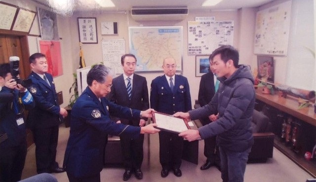Hai du học sinh Việt được vinh danh “người hùng” ở nước ngoài năm 2017 - 4 Đặng Văn Mong được Cảnh sát trưởng thành phố Yanagawa trao giấy khen cho tại hội trường tỉnh trong năm 2017.
