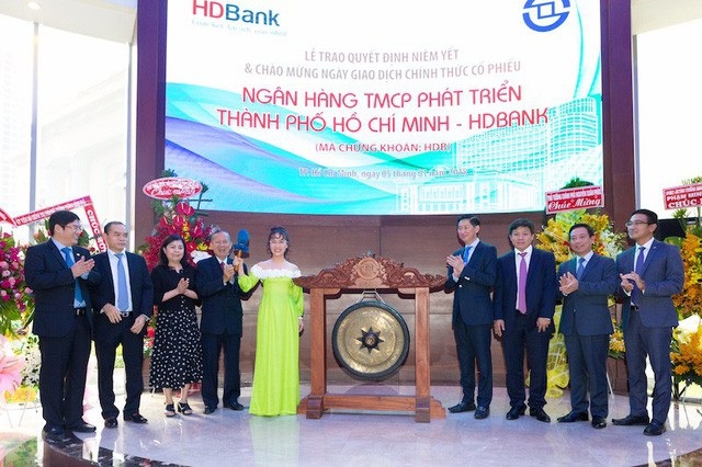 Một phiên “chào sàn”, thêm nghìn tỷ đồng vào tay nữ tỷ phú đô la - 1 Bà Nguyễn Thị Phương Thảo xuất hiện trong phiên chào sàn của HDBank.