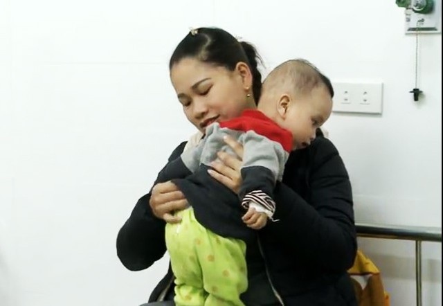 Nghệ An: Trời rét đậm, trẻ “ùn ùn” nhập viện - 1 Số trẻ nhập viện điều trị tại Bệnh viện Sản Nhi Nghệ An vì các bệnh liên quan đến hô hấp tăng đột biến trong những ngày rét đậm