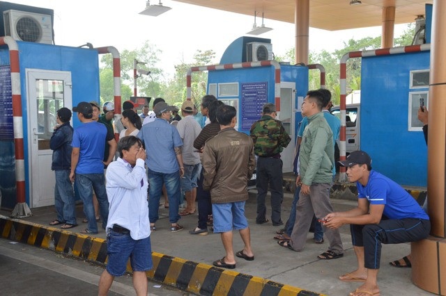 Nhiều xe chạy lòng vòng tại trạm thu phí BOT Sóc Trăng - 2 Nhiều người tụ tập la hét phản ứng tại trạm BOT Sóc Trăng.
