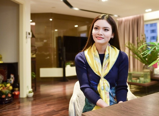NSND Trần Nhượng tự “minh oan”, MC Lại Văn Sâm bênh vực “người kế nhiệm” - 7 Tuổi thơ của giọng ca “Gái Nghệ” là những tháng ngày cơ cực trong căn nhà mái rạ trộn bùn đất, ăn cơm độn khoai. Ngày ngày, cô phải đi chặt chuối, nấu cám nuôi lợn, gà. Lúc nào mặt mũi cô cũng nhem nhuốc vì loanh quanh trong xó bếp nên có biệt danh là “que củi cháy”…