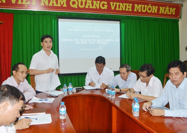 Miễn phí 100% cho xe buýt và xe ưu tiên - 1
Ông Nguyễn Văn Phương- Chủ tịch HĐQT BOT Sóc Trăng thông tin về Trạm thu phí BOT Sóc Trăng tại buổi họp báo.