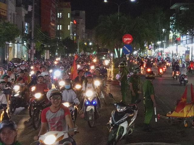 Mọi ngả đường tê liệt sau chiến thắng "không tưởng" của U23 Việt Nam - 10 Người dân Bạc Liêu cũng nô nức xuống đường (Ảnh: Huỳnh Hải)