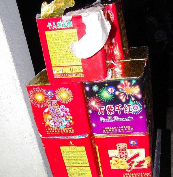 Liên tục bắt giữ nhiều vụ tàng trữ pháo nổ - 2 Số pháo cơ quan Công an thu giữ được của đối tượng Đoàn tại nhà nghỉ Trúc Xinh (ảnh: Công an Hà Nam)