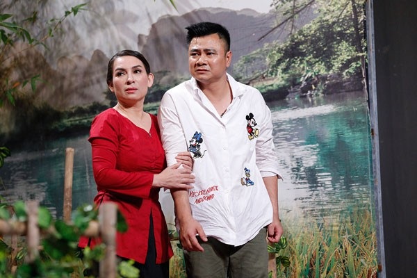 Phi Nhung xuất hiện tại Ơn giời, cậu đây rồi tập 7. Nữ ca sĩ chia sẻ về mối quan hệ đặc biệt với Hoài Linh khiến nhiều người bất ngờ. (Ảnh: Lê Nhân)