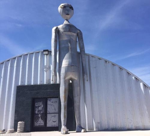 Chương trình bí mật của Lầu Năm Góc: Khám phá "bang UFO" Nevada - 1
Bảo tàng người ngoài hành tinh ở thị trấn Rachel, bang Nevada - Mỹ Ảnh: DAILY MAIL