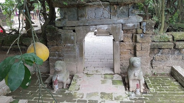 Lăng mộ hơn 300 tuổi ở Hà Nội "chống nạng" chờ sập - 6
Phía trước khu di tích đang tiến hành thi công dự án cống thoát nước ngầm xã Lại Yên. Căn cứ biên bản và bản đồ khoanh vùng bảo vệ di tích thì dự án trên cách chỉ giới khu vực bảo vệ một là 40 m, nên nằm trong khu vực bảo vệ hai của di tích.