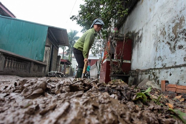Dân làng vất vả dọn đống ngổn ngang sau vụ nổ ở Bắc Ninh - 6 Dân làng vất vả dọn đống ngổn ngang sau vụ nổ ở Bắc Ninh - 6