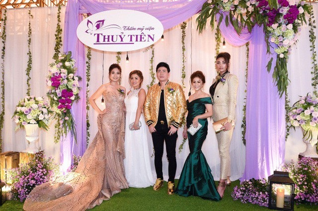 Dàn sao dự tiệc mừng 10 năm thành lập của TMV Thủy Tiên - 1 (Chủ nhân buổi tiệc – Chị Thủy Tiên và chị Mi cùng Siêu mẫu Võ Hoàng Yến, Hoa hậu biển Ninh Hoàng Ngân và ca sĩ Quách Thành Danh)