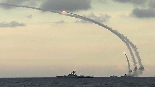 Nga đạt mục đích ở Syria: Thử nghiệm 200 mẫu vũ khí - 1
Tàu chiến thuộc Hải đội Caspian của Nga phóng tên lửa Kalibr-NK tấn công IS ở Syria Ảnh: BỘ QUỐC PHÒNG NGA