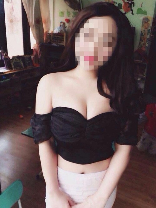 Cô giáo ơi, đừng “hồn nhiên” như thế… - 1
(Hình ảnh một cô giáo mầm non tại Hà Nội thường xuyên đăng ảnh mặc hở gây tranh cãi trên mạng xã hội. Ảnh: Internet)