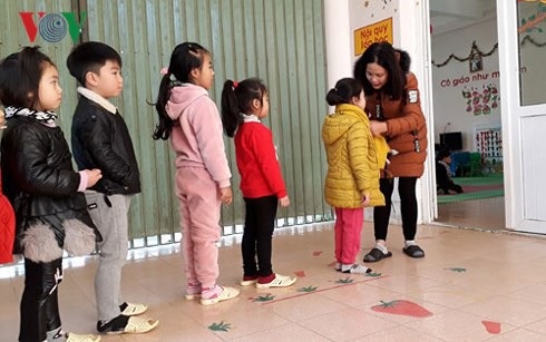 Nhiều học sinh ở Sa Pa vẫn đến trường dù ngoài trời rét 2-3 độ C - 1 Nhiều học sinh ở Sa Pa vẫn đến trường dù ngoài trời rét 2-3 độ C - 1
