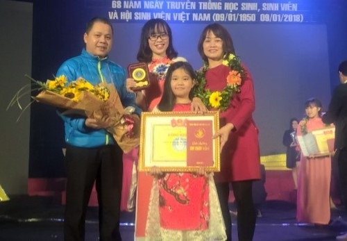 Tâm sự của nữ sinh giỏi cấp tỉnh chọn trường ĐH dân lập - 2 Sinh viên Trần Thu Hà (giữa) trong lễ kỷ niệm 68 năm ngày truyền thống HSSV và Hội Sinh viên Việt Nam
