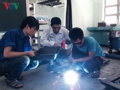 Doanh nghiệp chưa mặn mà bắt tay với trường nghề để đào tạo sinh viên - 1 Doanh nghiệp chưa mặn mà bắt tay với trường nghề để đào tạo sinh viên - 1