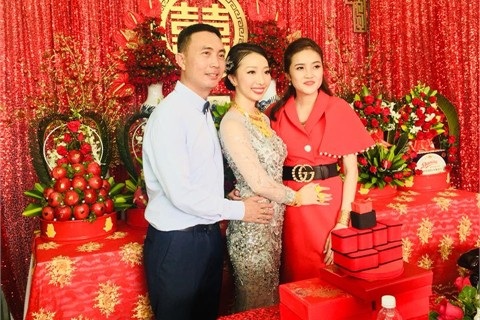 Cô dâu Hậu Giang đeo 1kg vàng, nhảy nhót trong đám cưới 'gây sốt' - 1 Đám cưới Hậu Giang, cô dâu đeo 1kg vàng