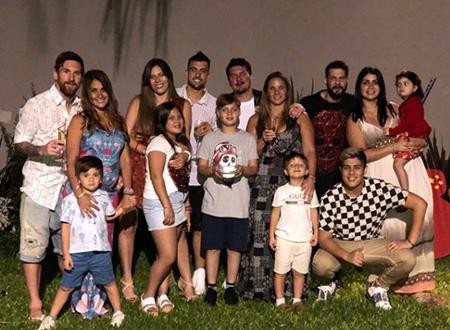 Messi quây quần bên gia đình cùng đón một năm 2018 hạnh phúc ngập tràn