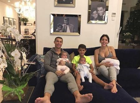 Nhìn lại một năm ngọt ngào, hạnh phúc của C.Ronaldo và bạn gái - 1 Bước sang năm 2018, CR7 đã có được một hậu phương vững chắc với cô bạn gái xinh đẹp Georgina Rodriguez cùng đàn con thơ yêu dấu. Và nhìn lại một năm 2017 đã qua, các cổ động viên đều cảm thấy ghen tị trước mái ấm hạnh phúc của CR7.