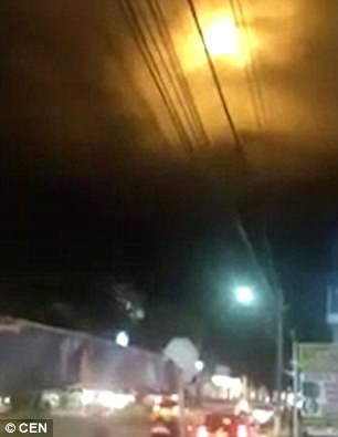 Ánh sáng lạ lướt giữa trời đêm