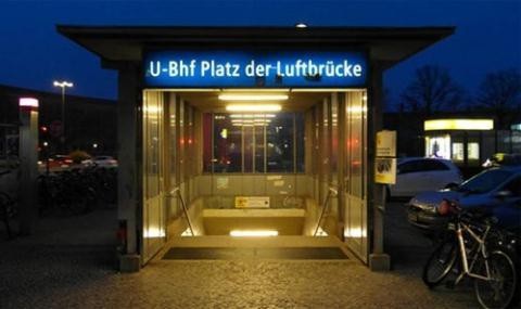 Bằng chứng Hitler trốn qua đường hầm, được nhà giàu giúp đỡ - 2
Ga tàu điện ngầm Luftbrucke