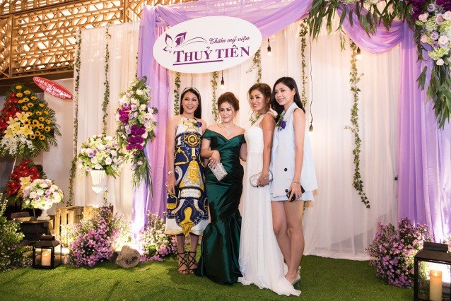 Dàn sao dự tiệc mừng 10 năm thành lập của TMV Thủy Tiên - 2 (Chủ nhân buổi tiệc – Chị Thủy Tiên và chị Mi cùng diễn viên Đinh Y Nhung và diễn viên Xuân Văn)