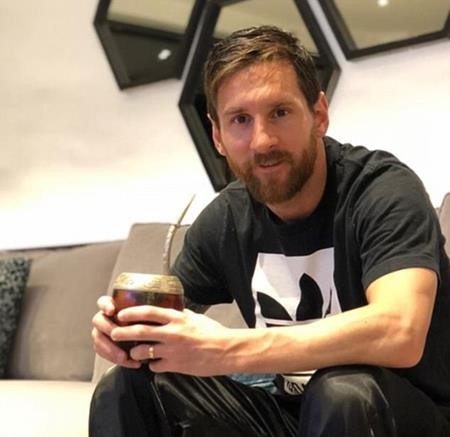 Messi vừa vui vẻ uống trà bên vợ yêu