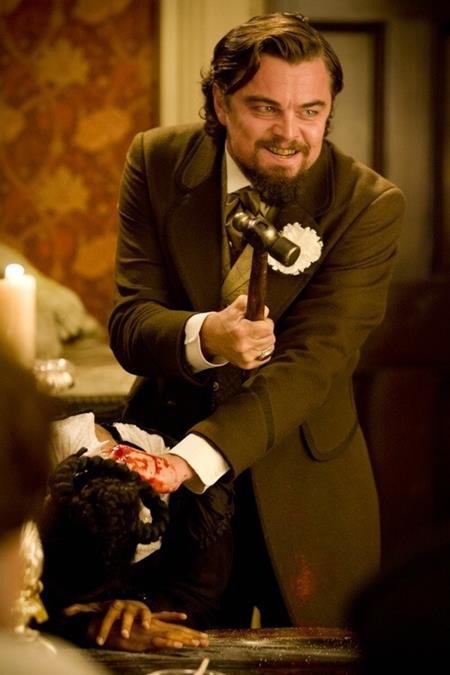 Trong một cảnh quay của “Django unchained”, gã chủ nô Candie do Leonardo DiCaprio thủ vai đã nóng giận đập tay xuống bàn. Điều đáng nói là Leo đã đập tay trúng một chiếc ly khiến cho thủy tinh vỡ chọc vào tay. Bấp chấp việc bị thương và chảy máu be bét, nam tài tử vẫn tiếp tục diễn xuất say sưa.