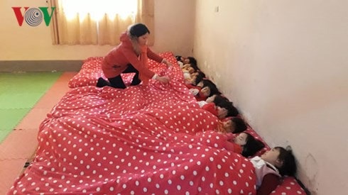 Nhiều học sinh ở Sa Pa vẫn đến trường dù ngoài trời rét 2-3 độ C - 2 Nhiều học sinh ở Sa Pa vẫn đến trường dù ngoài trời rét 2-3 độ C - 2