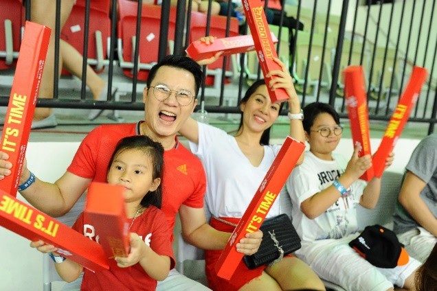 Rất đề cao tầm quan trọng của thể thao đến sự phát triển thể chất, tinh thần của con, vì thế ngoài việc cho hai thiên thần nhỏ tham gia học bóng rổ, bóng đá, bơi lội, Hoàng Bách còn khuyến khích tình yêu thể thao trong con bằng cách đưa cả gia đình đến xem Giải đấu bóng rổ nhà nghề Đông Nam Á hấp dẫn hàng đầu khu vực.