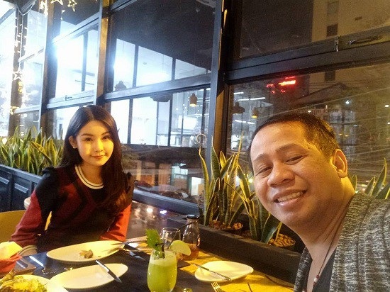 Hình ảnh mới nhất của Lê Âu Ngân Anh sau đề nghị hủy danh hiệu Hoa hậu Đại dương - 2 Hoa hậu Đại dương hào hứng chụp hình lưu niệm cùng chuyên gia sắc đẹp.