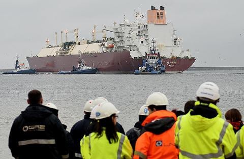 EU thừa nhận "nghiện" khí đốt Nga - 5
Ba Lan nhận chuyến tàu chờ LNG đầu tiên từ Qatar vào tháng 12/2015