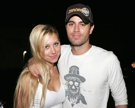 Chàng ca sĩ điển trai Enrique Iglesias đã làm quen với tay vợt nữ Anna Kournikova từ năm 2001. Sau từng ấy thời gian yêu thương gắn bó, tần suất hai ngôi sao xuất hiện cùng nhau thực sự rất “nhỏ giọt”. Hồi năm 2014, Enrique Iglesias hiếm hoi lắm mới chịu nhắc đến bạn gái cùng với lời ca ngợi Anna là cô gái “ngầu” nhất trên đời này. Và có lẽ, chỉ cần một lời khen đơn giản vậy thôi cũng đủ để khẳng định tình cảm thủy chung mà Enrique Iglesias dành cho “một nửa” của đời mình.
