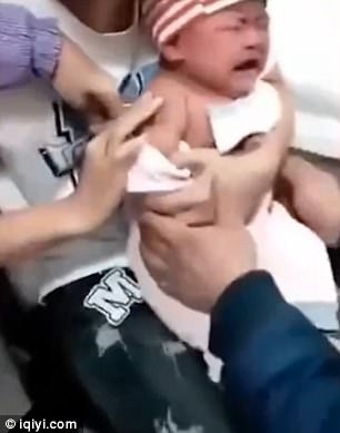 Dân mạng thích thú với clip em bé 6 tháng tuổi vừa khóc vừa bật nói "đau quá" khi bị tiêm - 1 Em bé biết nói ngay khi đi tiêm chủng