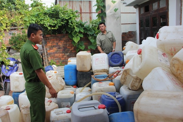 Chơi độc sập gỗ nu 3 tỷ đồng, ăn chất nồi cá kho 12 triệu đồng - 2
Công an kiểm tra 2 hộ kinh doanh nước mắm Cường Thông và Đại Dương.
