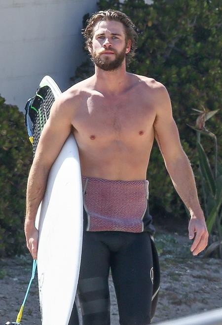 Chấm điểm loạt sao nam khoe thân “đốn tim” fans nữ - 10 Liam Hemsworth sở hữu thân hình sexy cỡ này, bảo sao Miley Cyrus không mê mẩn lưu luyến