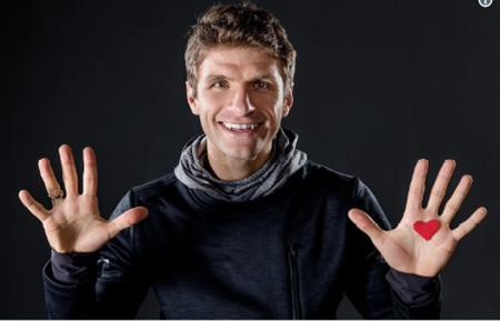Thomas Muller vui vẻ chia sẻ một biểu tượng trái tim trên tay kèm theo lời chúc: “Chúc mừng năm mới cùng với tất cả các bạn fans của tôi trên khắp thế giới”