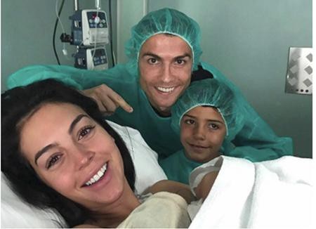 Nhìn lại một năm ngọt ngào, hạnh phúc của C.Ronaldo và bạn gái - 12 Vào tháng 11 năm ngoái, C.Ronaldo đã hết sức vui mừng khi Georgina Rodriguez thuận lợi sinh hạ một tiểu công chúa.