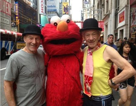 “Sao” và loạt ảnh tự sướng đỉnh cao cùng người hâm mộ - 12 Thật là một cảm giác hân hoan khó tả khi bạn đang biến thành nhân vật Elmo và lại có cơ hội gặp gỡ với cả Magneto lẫn Giáo sư X.