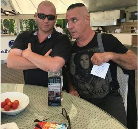 “Sao” và loạt ảnh tự sướng đỉnh cao cùng người hâm mộ - 13 Till Lindemann cũng đã gặp được một người hâm mộ “ngầu” không kém.