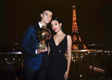 Nhìn lại một năm ngọt ngào, hạnh phúc của C.Ronaldo và bạn gái - 14 Kể từ đây, trên mỗi bước đường vinh quanh, C.Ronaldo sẽ luôn có Georgina Rodriguez và đàn con thơ đồng hành.