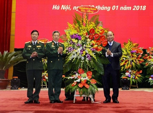 Bộ Quốc phòng công bố thành lập Bộ tư lệnh Tác chiến không gian mạng - 3 Thủ tướng Chính phủ Nguyễn Xuân Phúc tặng hoa chúc mừng Bộ tư lệnh Tác chiến không gian mạng.