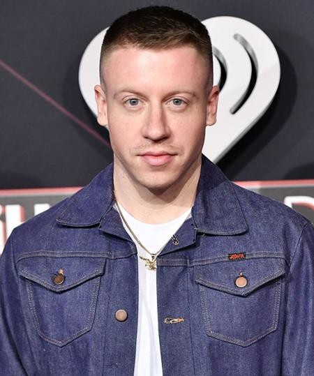 Loạt “sao” háo hức được “lên chức” trong năm nay - 14 Rapper Macklemore và bà xã Tricia Davis đã dùng mạng xã hội để báo hỉ với fans hồi tháng 9 năm ngoái. Cặp đôi đã chia sẻ một đoạn video cực kì dễ thương để xác nhận rằng cô con gái Sloane, 2 tuổi sẽ chính thức được lên chức chị gái trong năm nay.