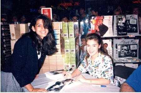 “Sao” và loạt ảnh tự sướng đỉnh cao cùng người hâm mộ - 14 Trong quá khứ, Alyssa Milano đã có cơ hội kí tặng cho một fan nữ 15 tuổi vô cùng xinh đẹp có tên Eva Mendes.