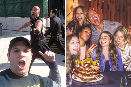 “Sao” và loạt ảnh tự sướng đỉnh cao cùng người hâm mộ - 15 Mọi bức hình tự sướng cùng Dwayne Johnson đều sẽ trở nên khó đoán như thế này.