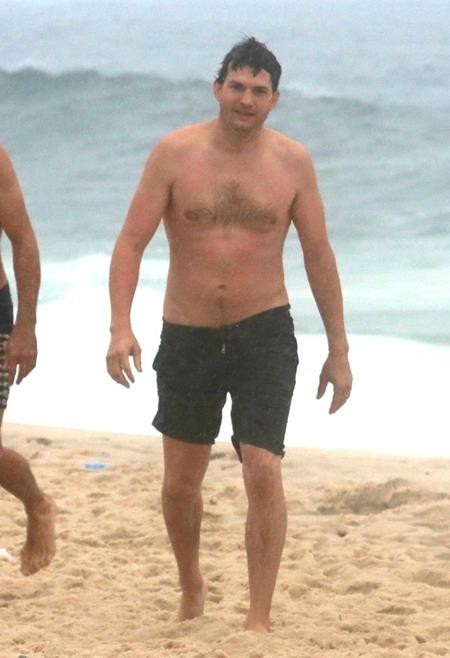 Chấm điểm loạt sao nam khoe thân “đốn tim” fans nữ - 16 Ashton Kutcher cũng gia nhập vào làn sóng khoe thân quyến rũ trong năm qua