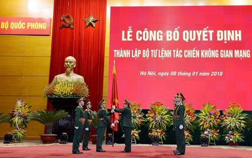 Bộ Quốc phòng công bố thành lập Bộ tư lệnh Tác chiến không gian mạng - 4 Đại tướng Ngô Xuân Lịch trao Quân kỳ Quyết thắng cho Bộ tư lệnh Tác chiến không gian mạng.