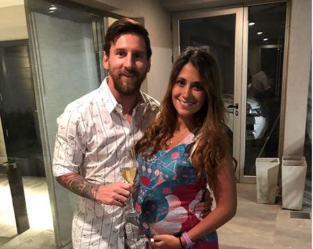 Bà xã Antonella của chàng cầu thủ người Argentina cũng đã để lộ bụng bầu hết sức đáng yêu