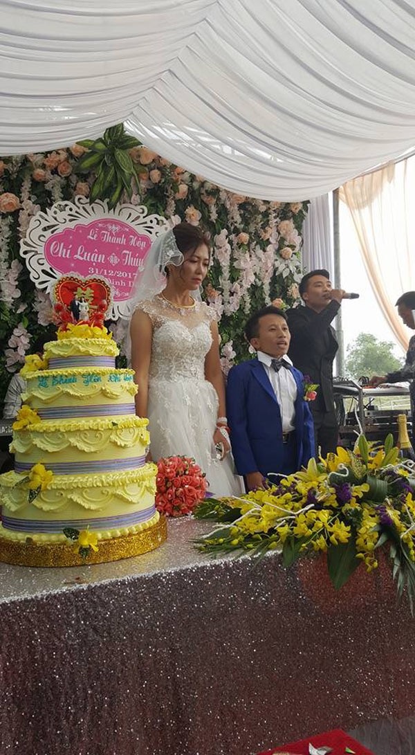 Vợ 1m65, chồng 80cm gây xôn xao trong đám cưới xứ Thanh ngày cuối cùng năm 2017 - 1 Hình ảnh về đám cưới được đăng tải gây xôn xao