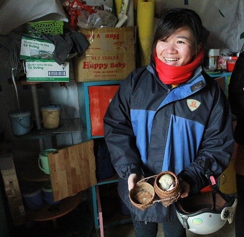 "Chuyện tình" mặn chát của cô giáo ở đèo Khau Phạ - 2 
Cô Phương “khoe” với phóng viên khẩu phần ăn của một cháu bé chỉ có cơm trắng và chút đường